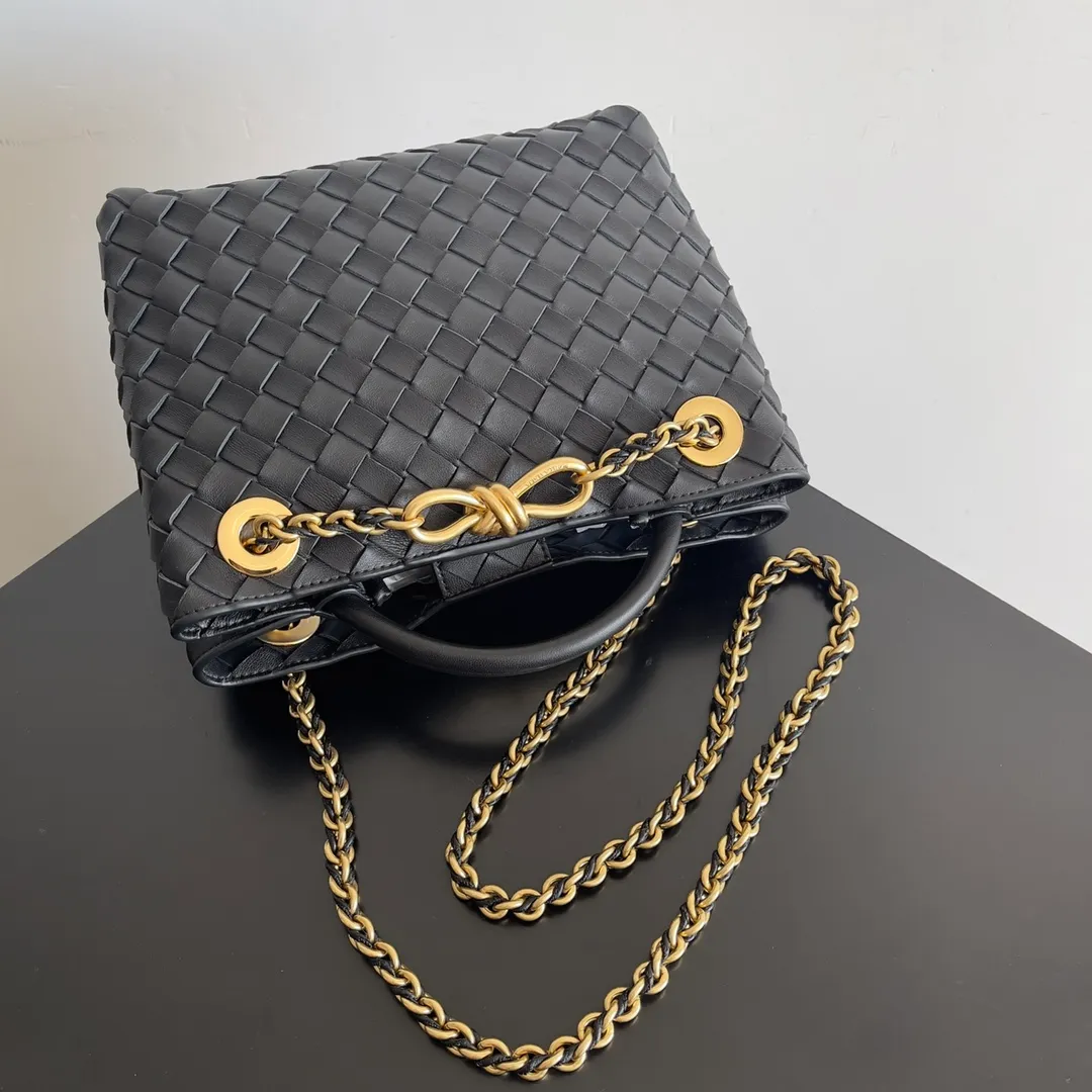 Batch 1960 BOTTEGA VENETA 2024 spring and summer new small ANDIAMO chain bag is also available! 🔥🔥I believe many friends have been waiting for a long time. The metallic chain adds a touch of sophistication to the original softness and elegance of Andiamo. The collision of classic craftsmanship and elegance creates a different kind of beauty. Style number: 786008 Size: 25*22*10.5cm